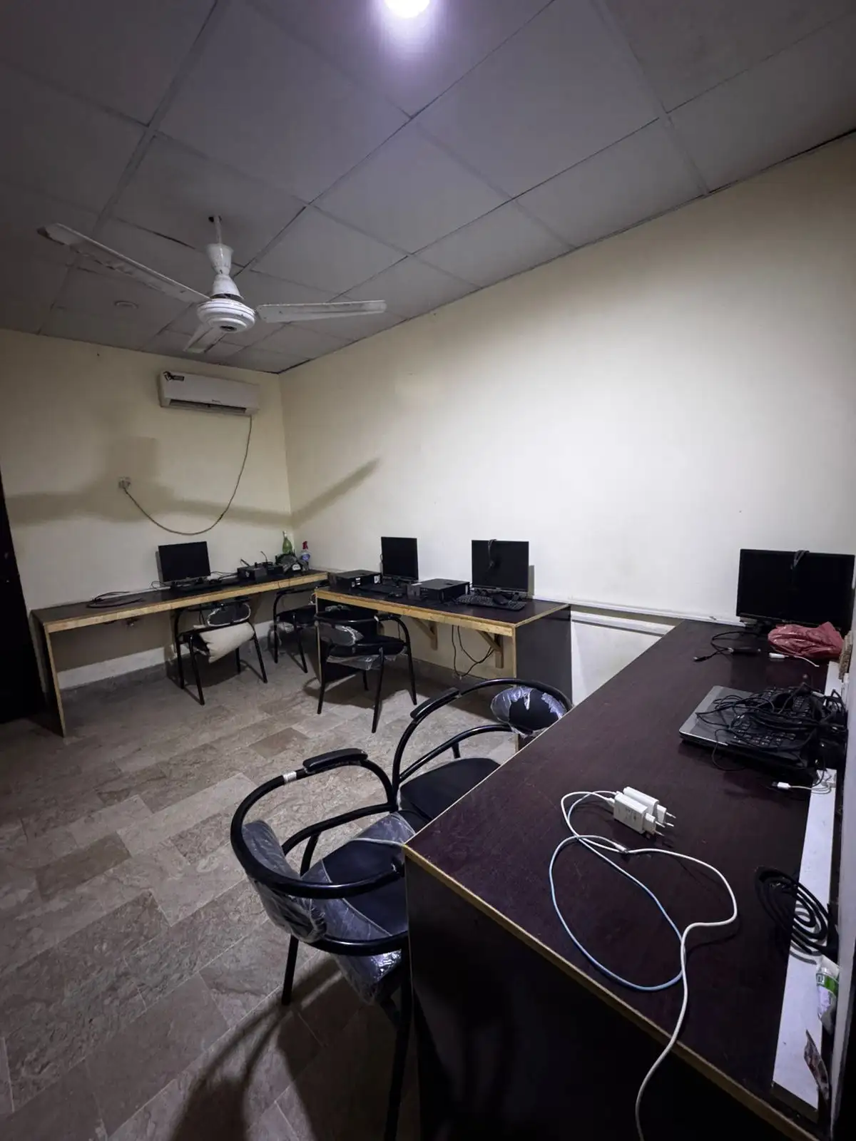 For Rent Furnished office Ideal for soft ware house/call center GULSHAN Iqbal