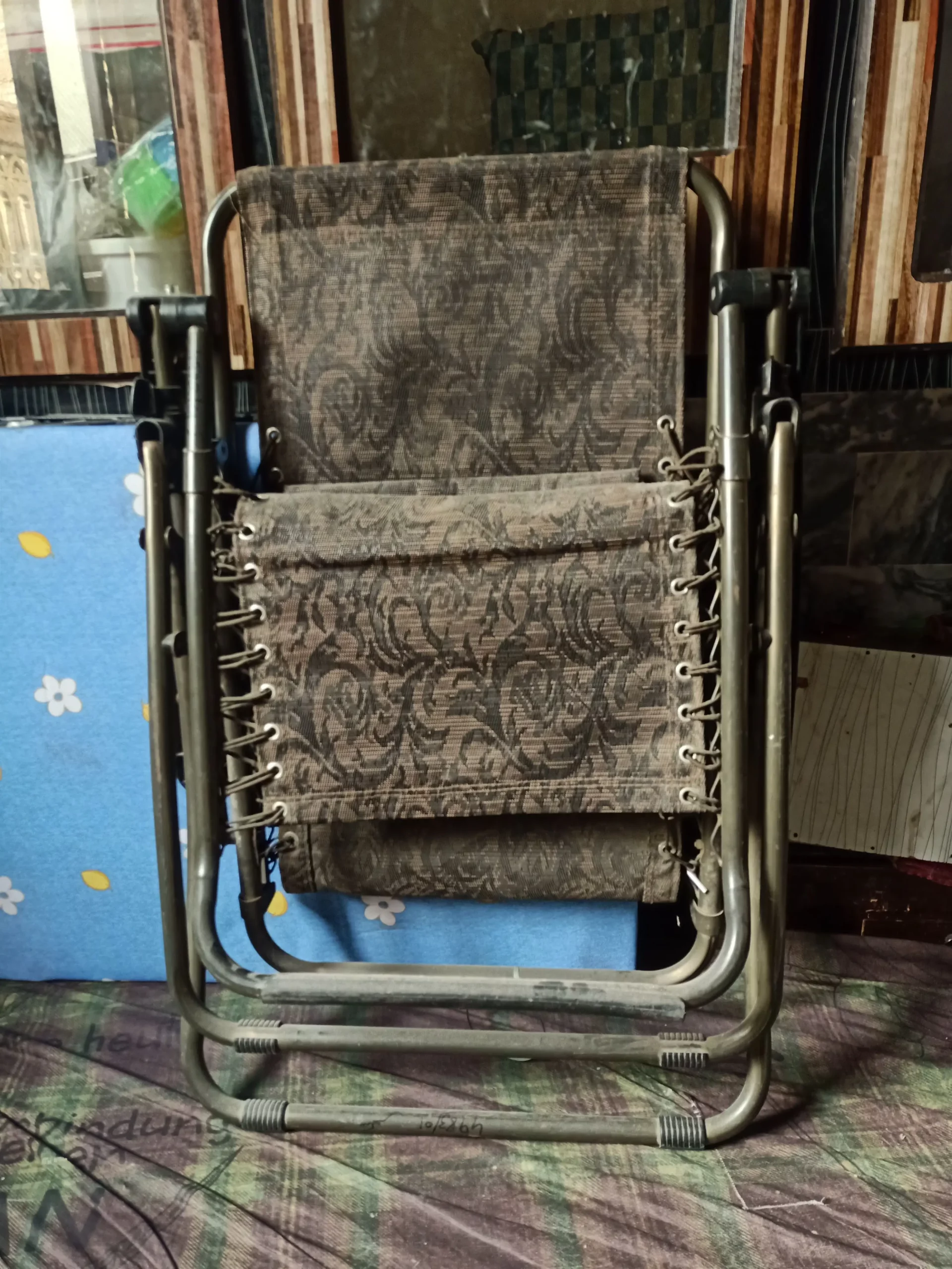 Relaxing folding long chair