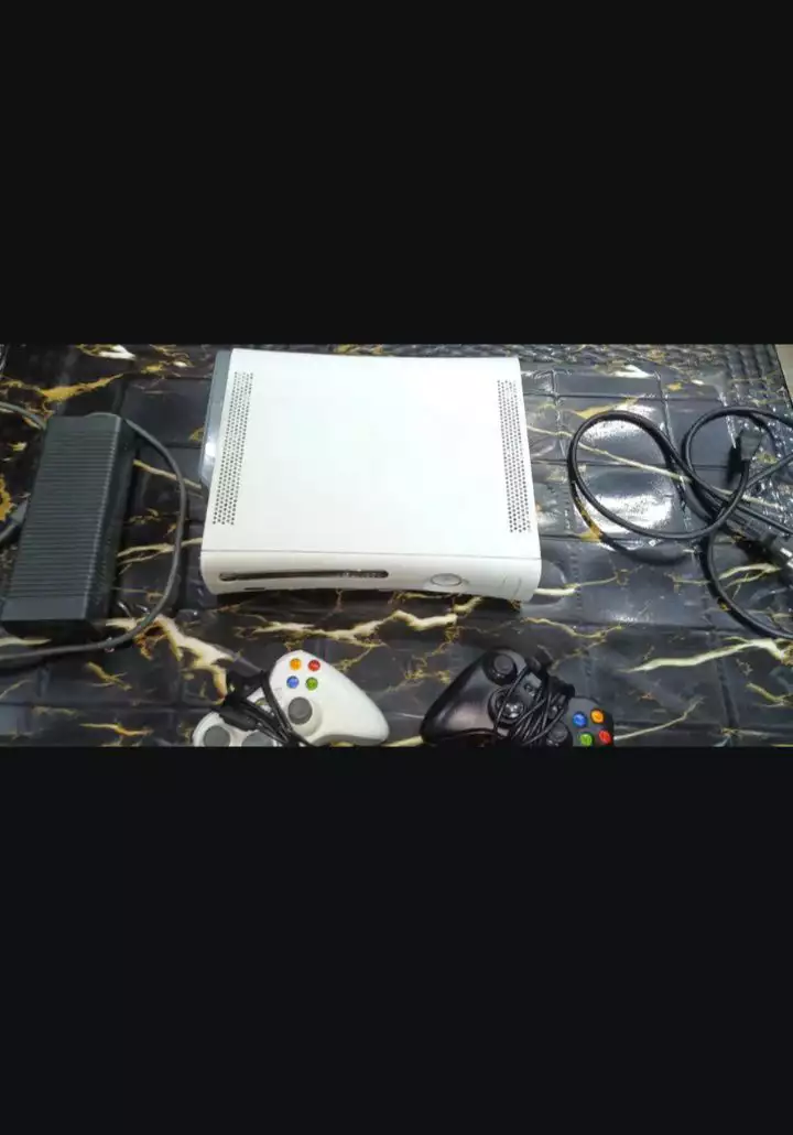 Xbox 360 with box and 2controller sale chance piece