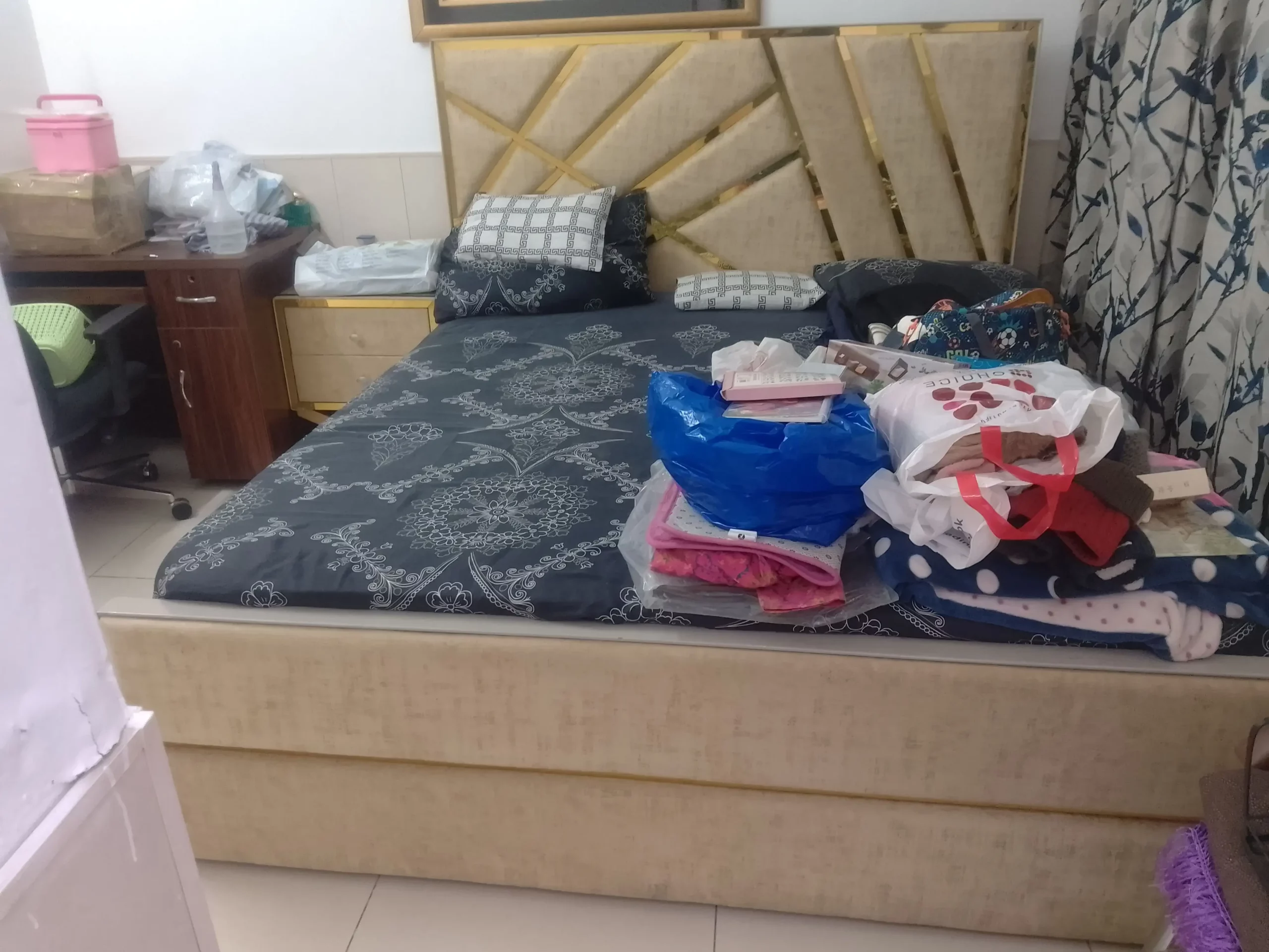 Bads with mattris larg ha Sath 2 tapai ha