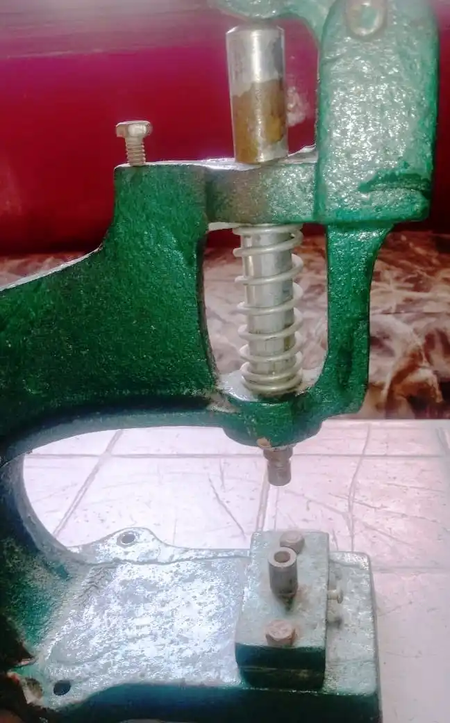 button making machine