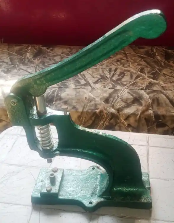 button making machine