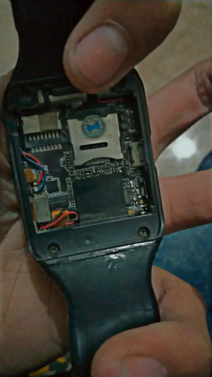 Gari dare chalti ha battery ka frame ha baas bettery intal karni ha