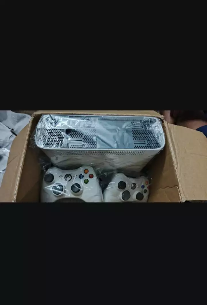 Xbox 360 with box and 2controller sale chance piece