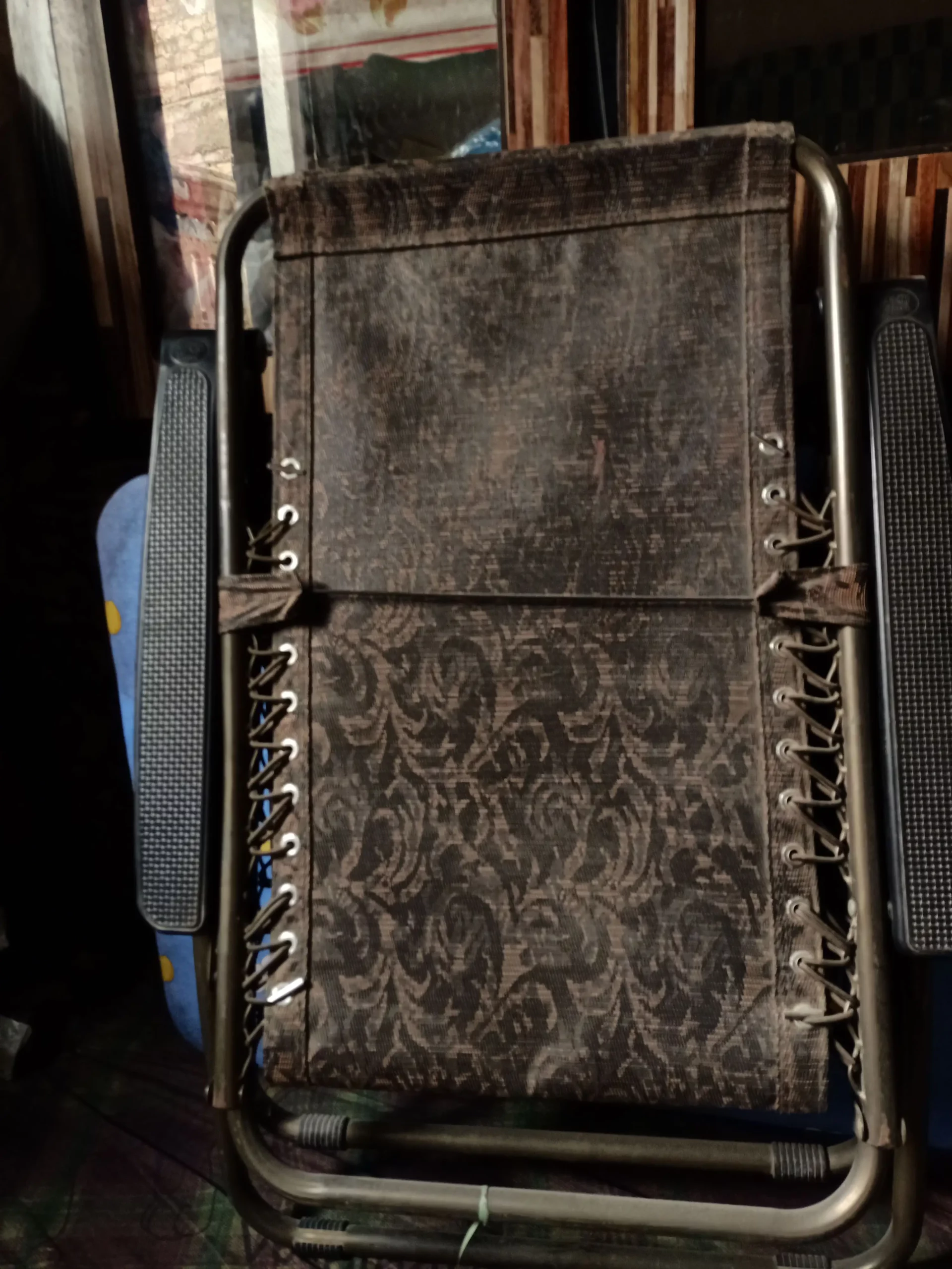 Relaxing folding long chair