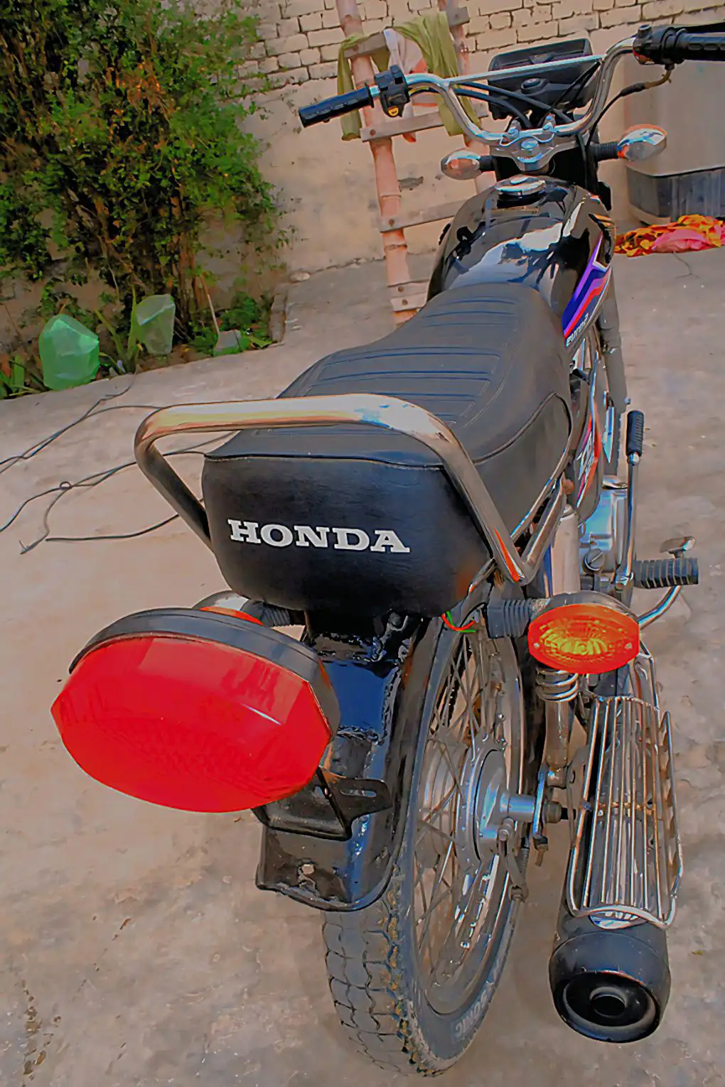 2017 model full alter bana hua ha jiss Bhai ko chahye. Whatsapp p rabta kren 03066152592