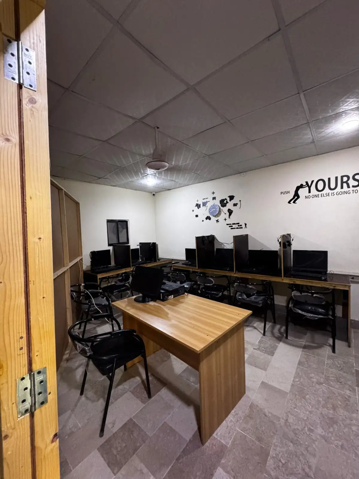 For Rent Furnished office Ideal for soft ware house/call center GULSHAN Iqbal