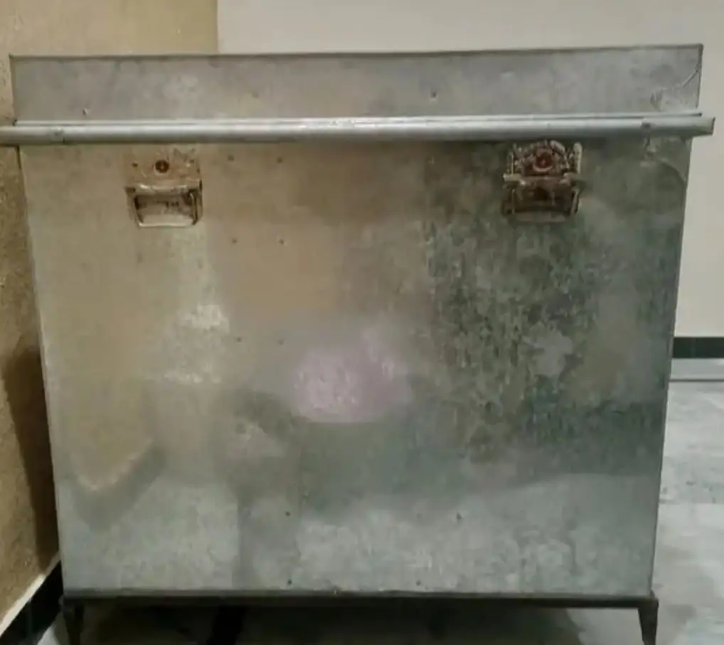 7 foot trunk with stand