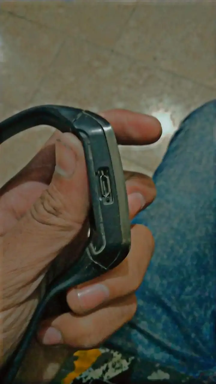 Gari dare chalti ha battery ka frame ha baas bettery intal karni ha