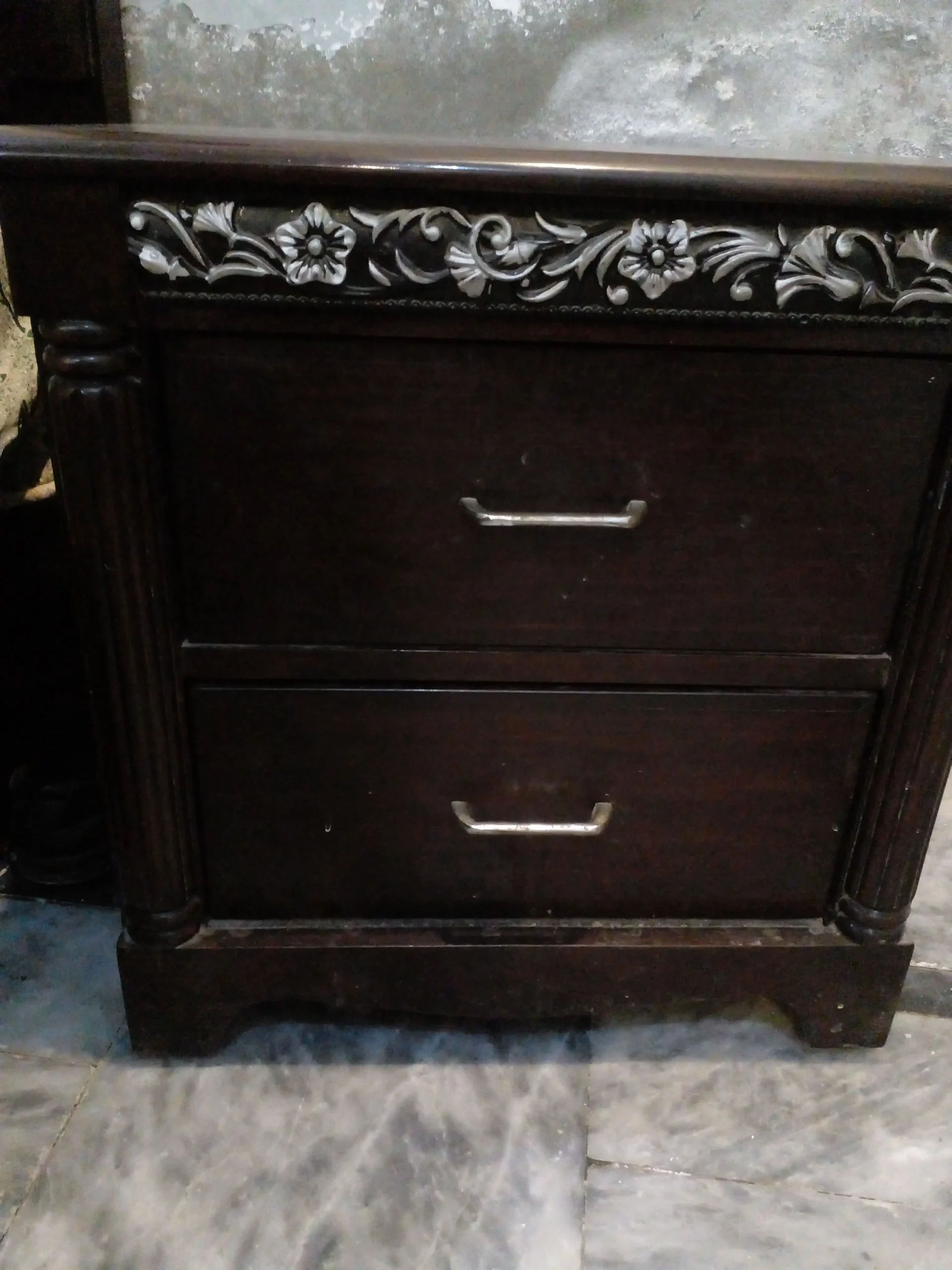 2 bed sides and dressing table