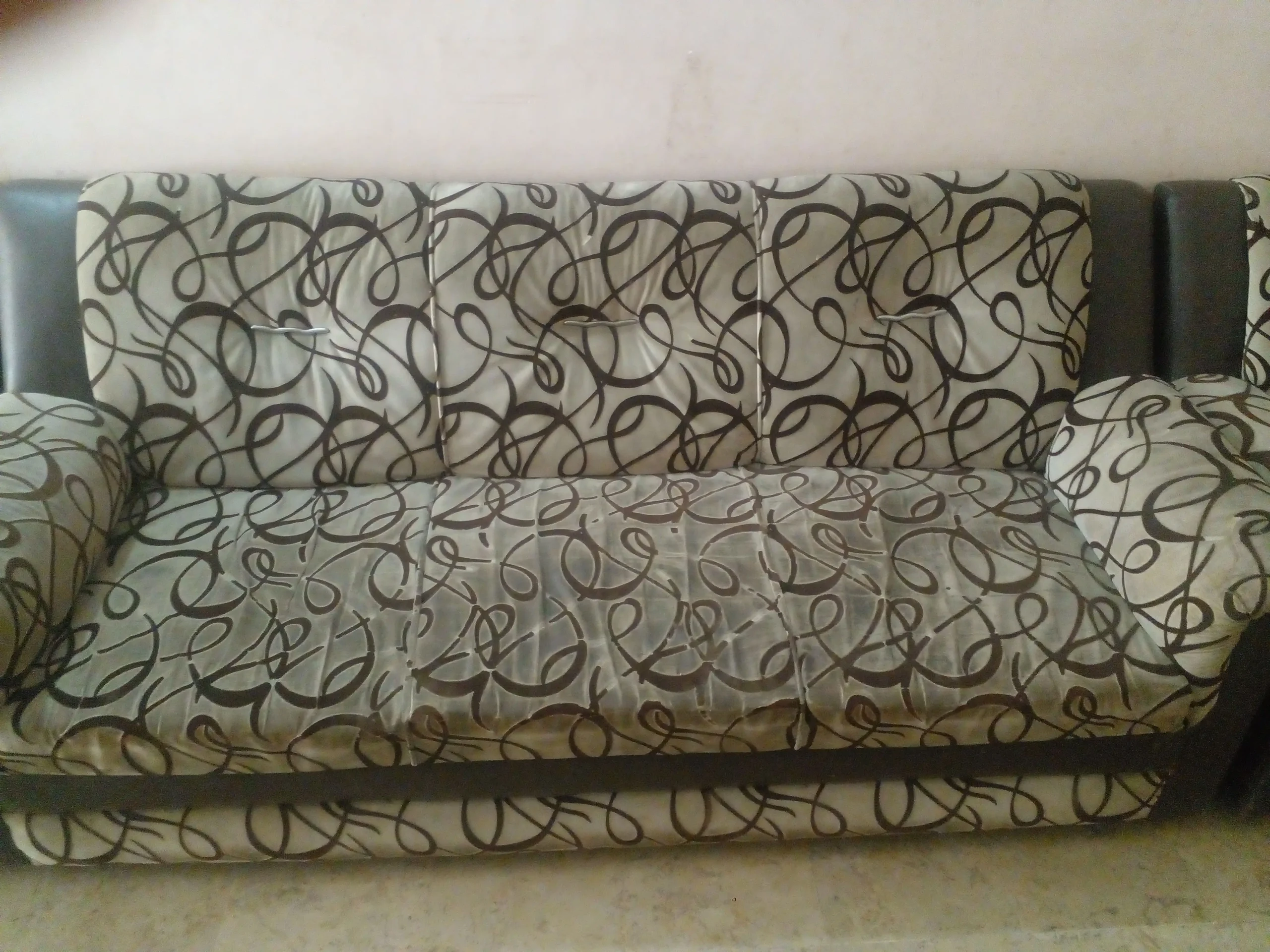 Used 5 seater sofa set colour brown and skin condition 10/10