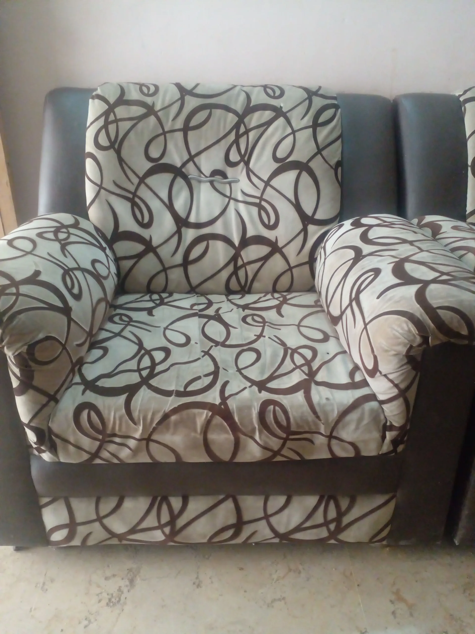 Used 5 seater sofa set colour brown and skin condition 10/10