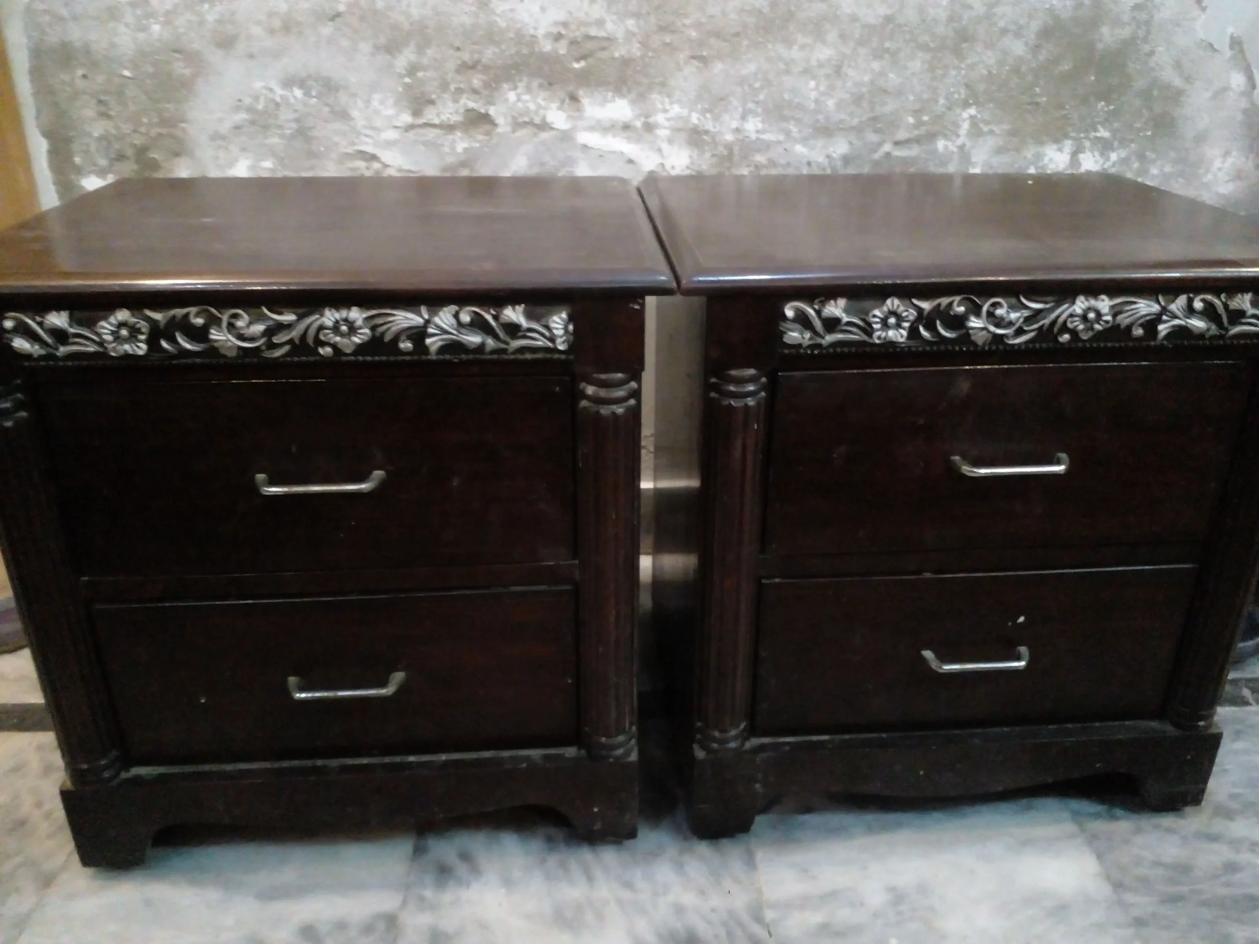 2 bed sides and dressing table