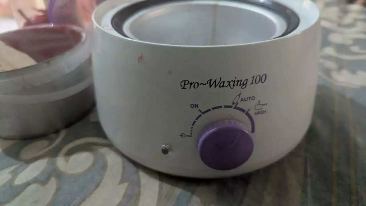 Electronic wax machine
