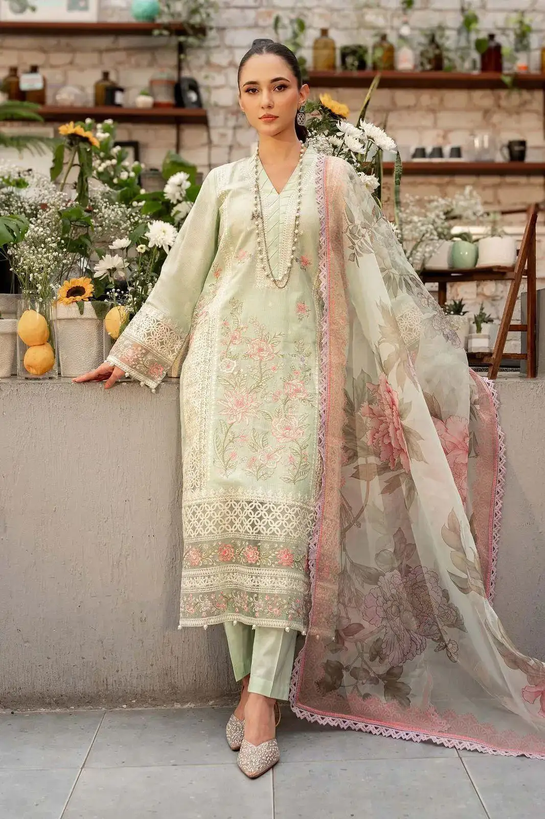 3pc Unstiched Embroidered Lawn Suit – Very heavy article