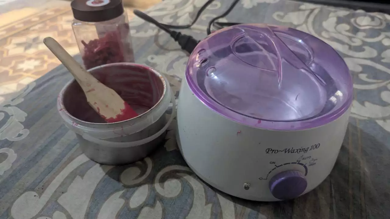 Electronic wax machine