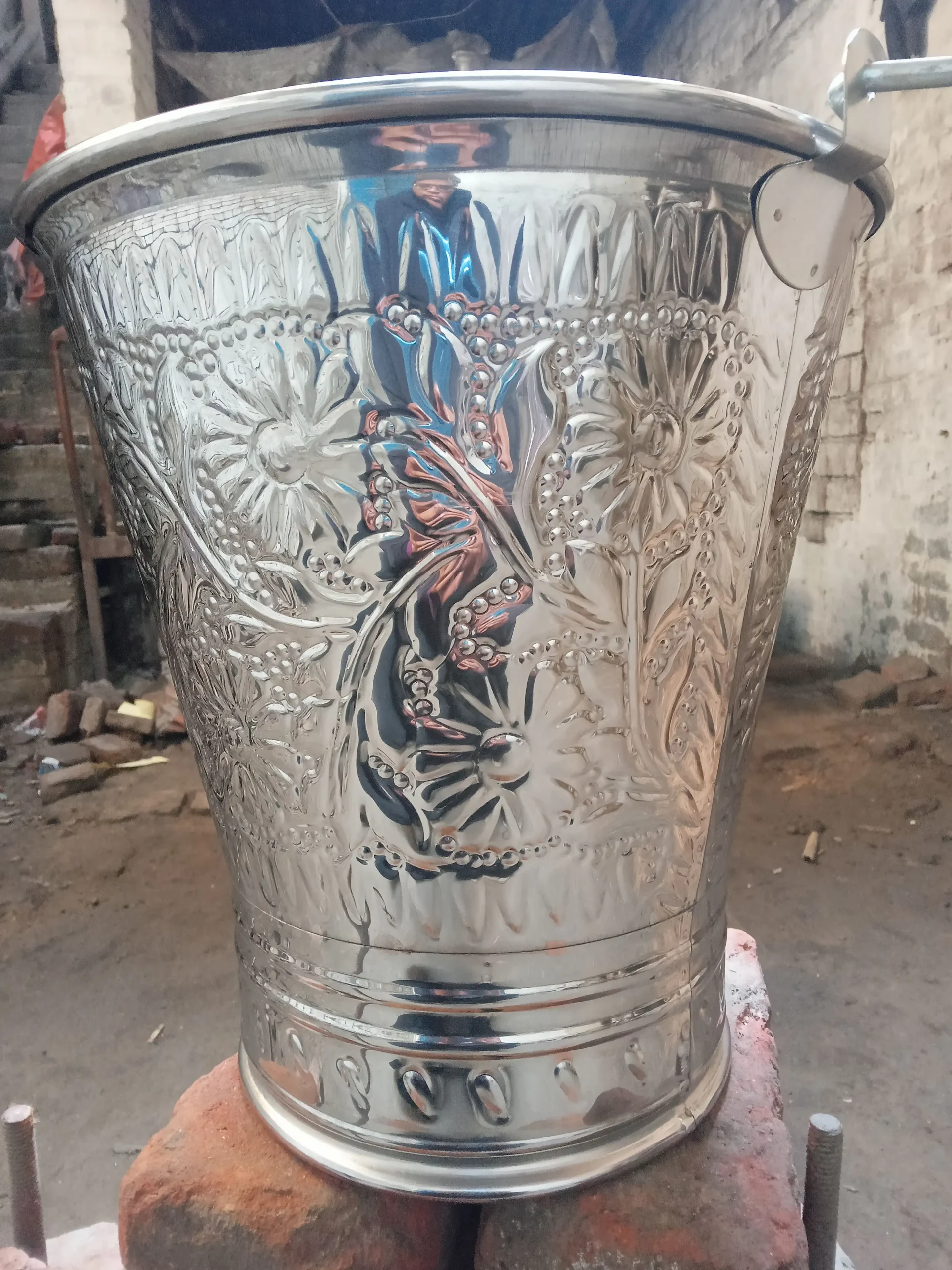 Steel balti 12″ size wali per design ka Kam karwane ke Liye rabta Karen design ka Kam ka r