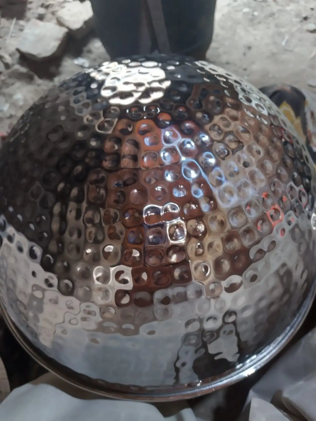 Steel hotel dishes per ye design ka kam karwane ke Liye rabta Karen