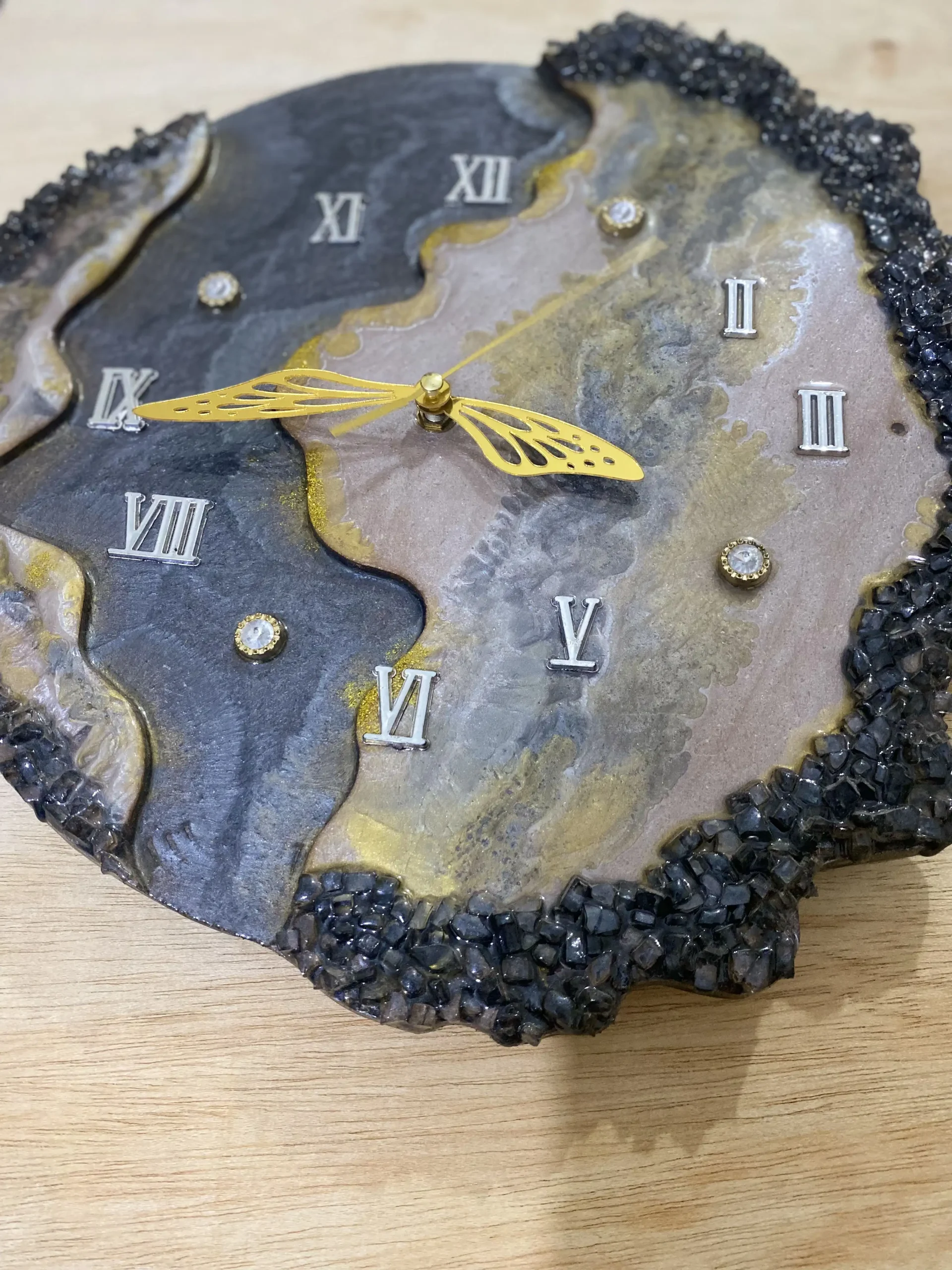 Stylish wall clock made by queen artist 🎨