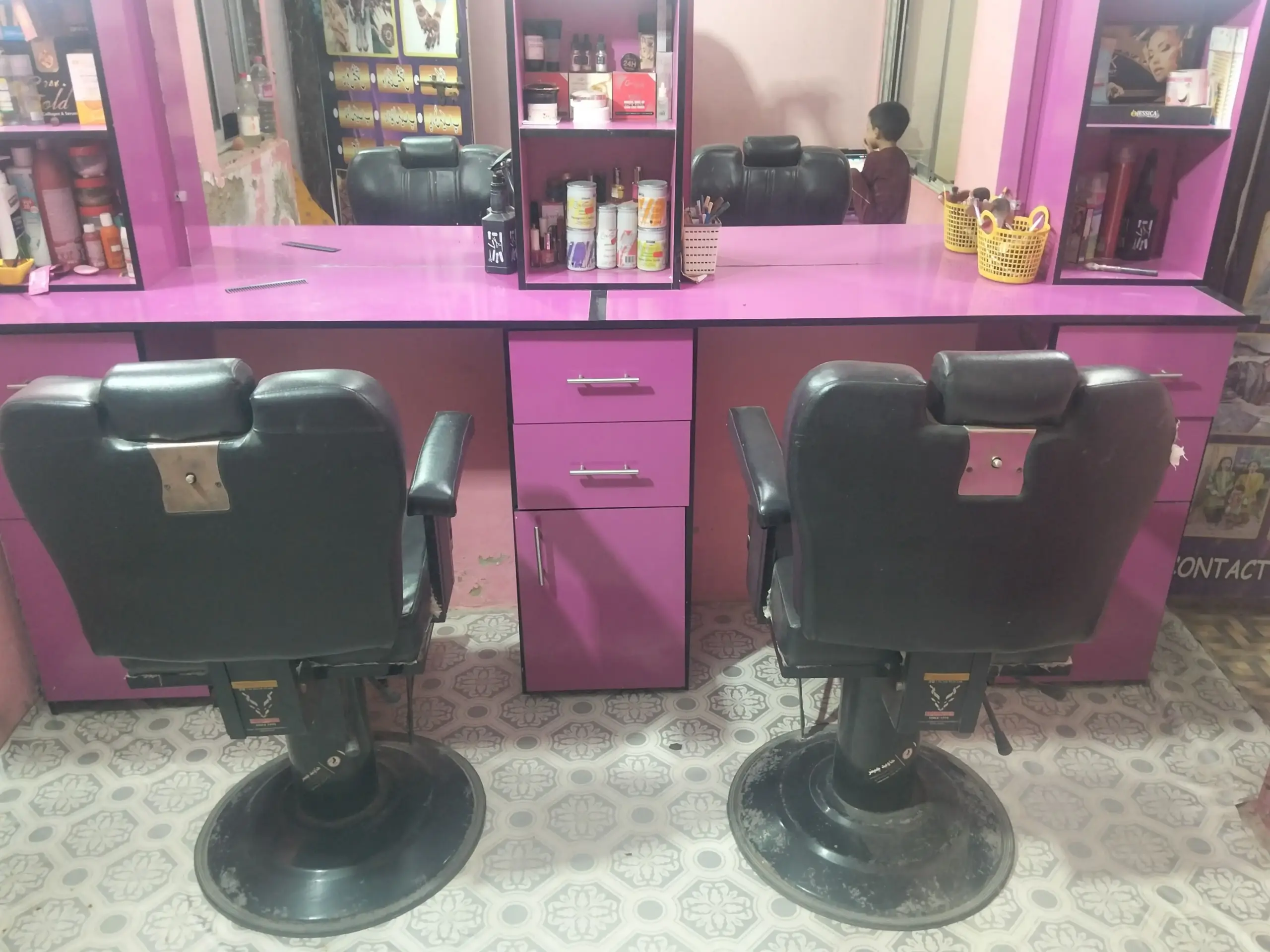 Without mekup and mirror only furniture