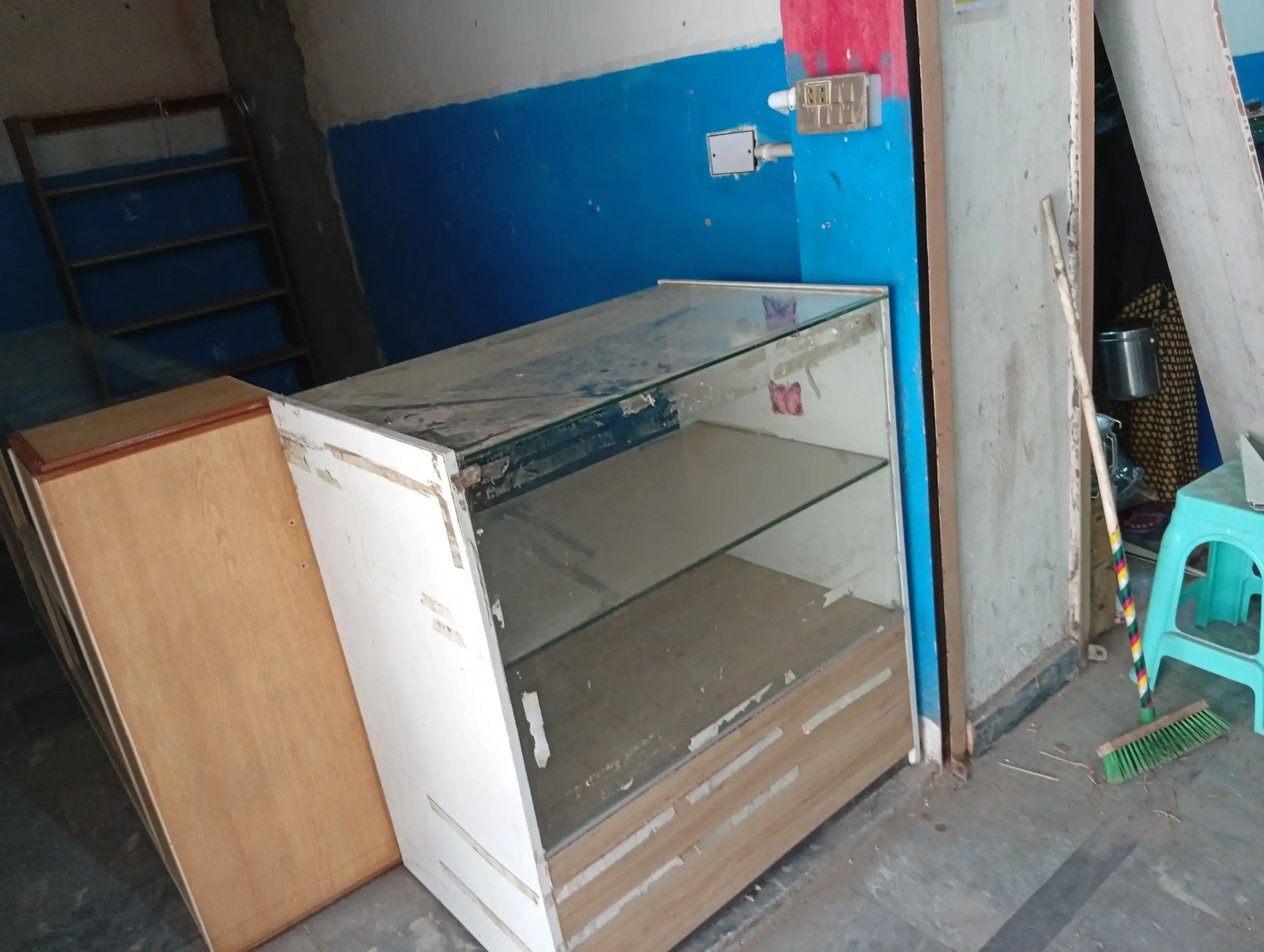Glass Display Counter / Shop Counter – Excellent Condition