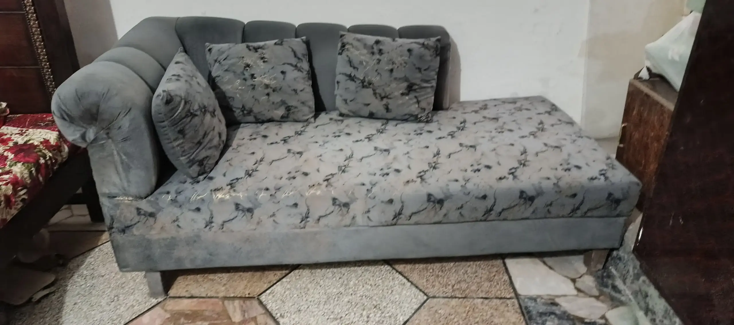 L shape 6 seater sofa with puffy