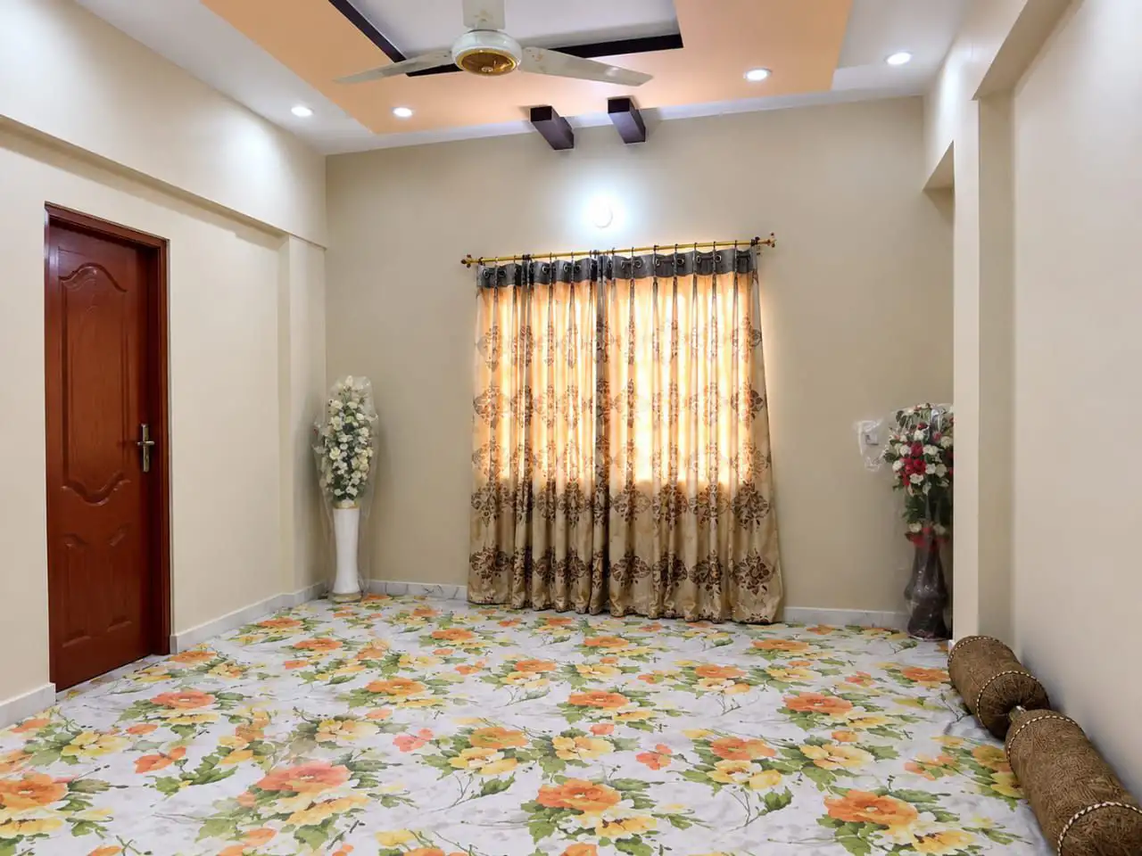 Flat for urgent sale (with roof top)