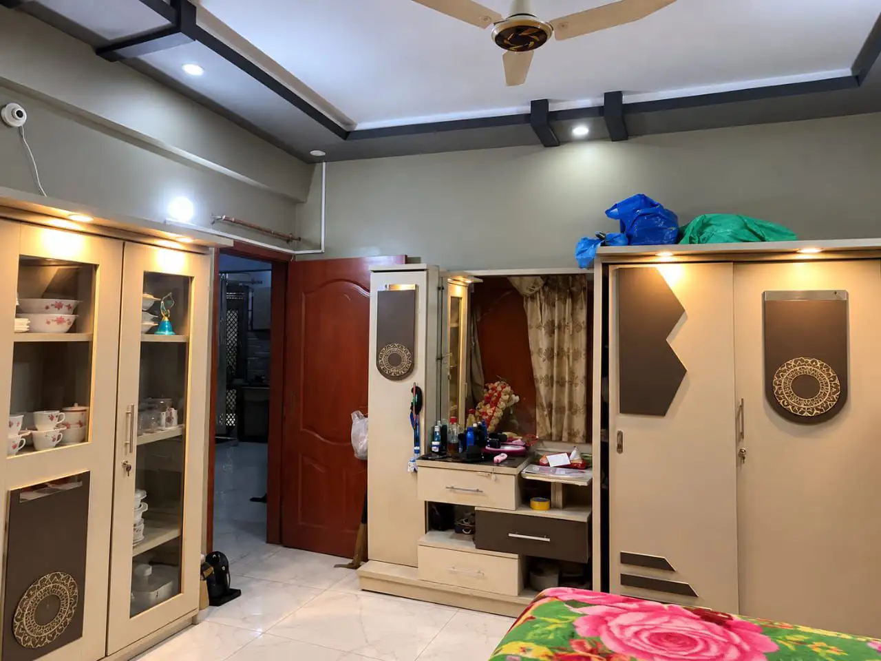 Flat for urgent sale (with roof top)
